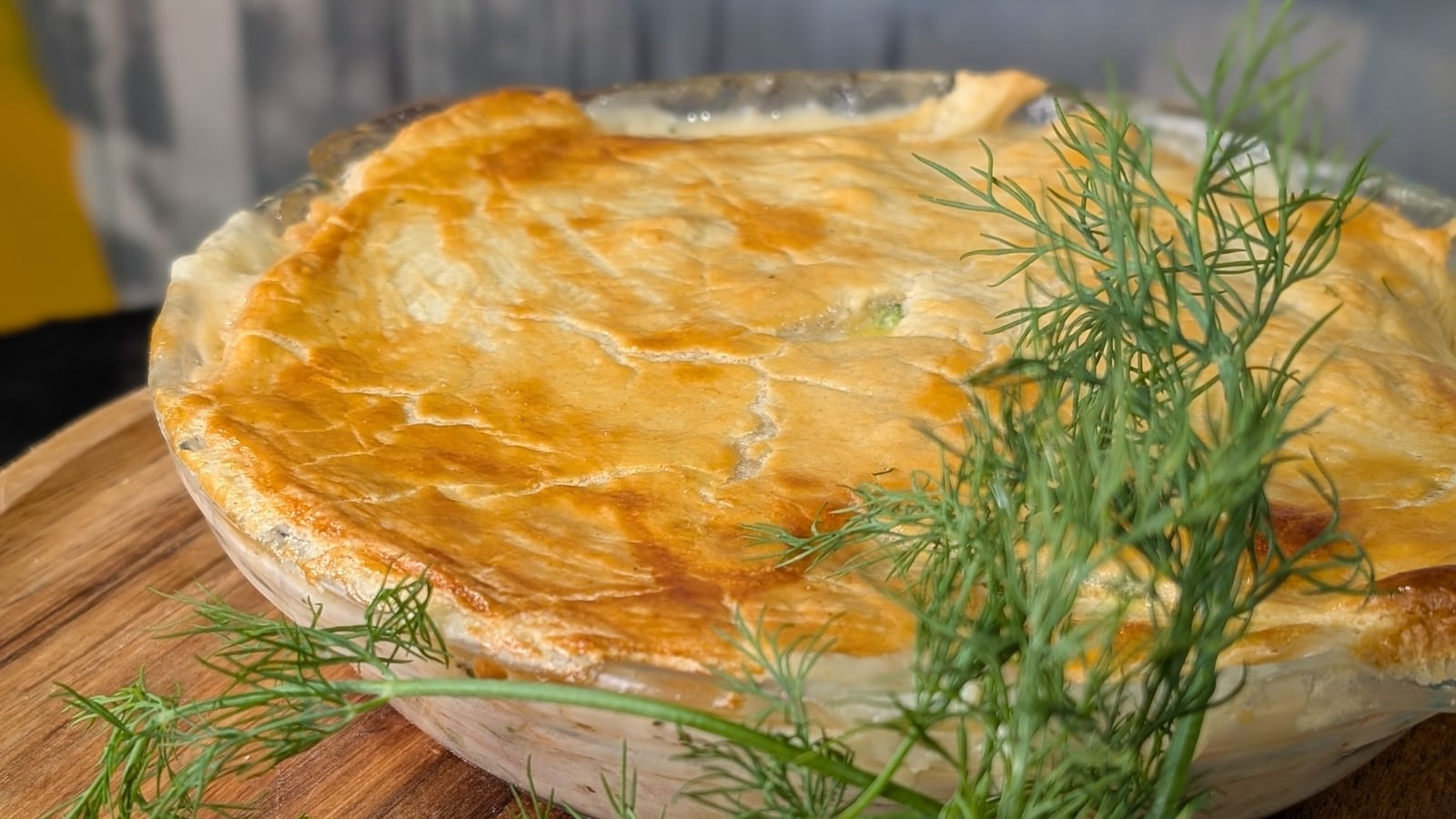 Trishina pita z irskim lososom kuhanim na pari in brokolijem (primerna za zračni fryer)