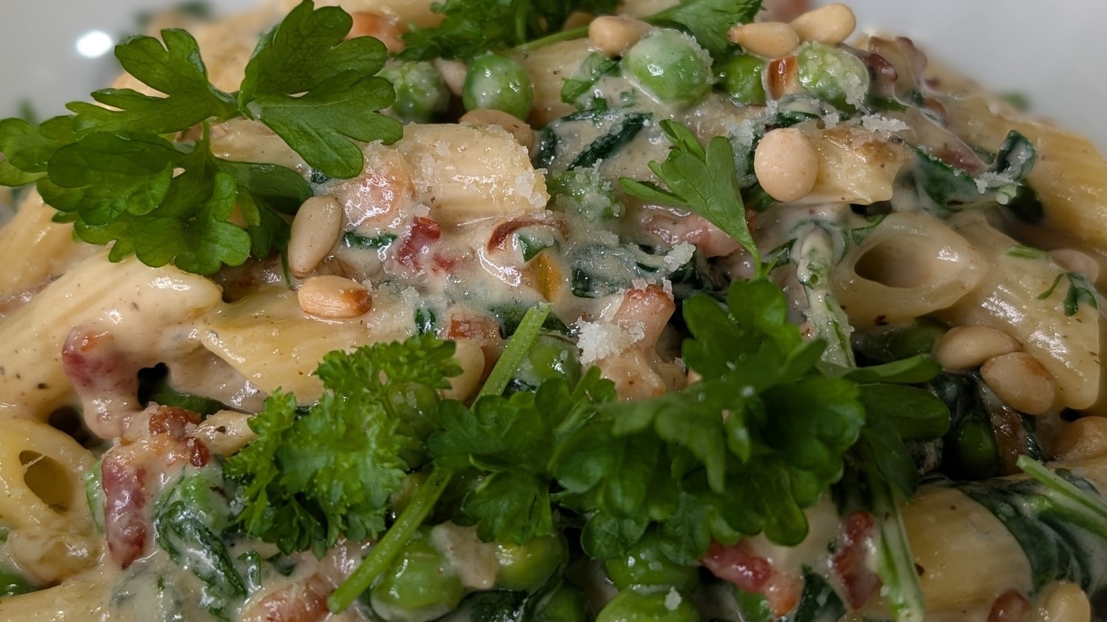 Trishine rigatoni s slanino in modrim sirom