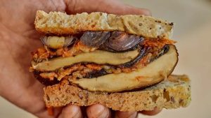 Hugh Fearnley-Whittingstallov sendvič s pečenimi gobami in kimčijem na kvásnem kruhu
