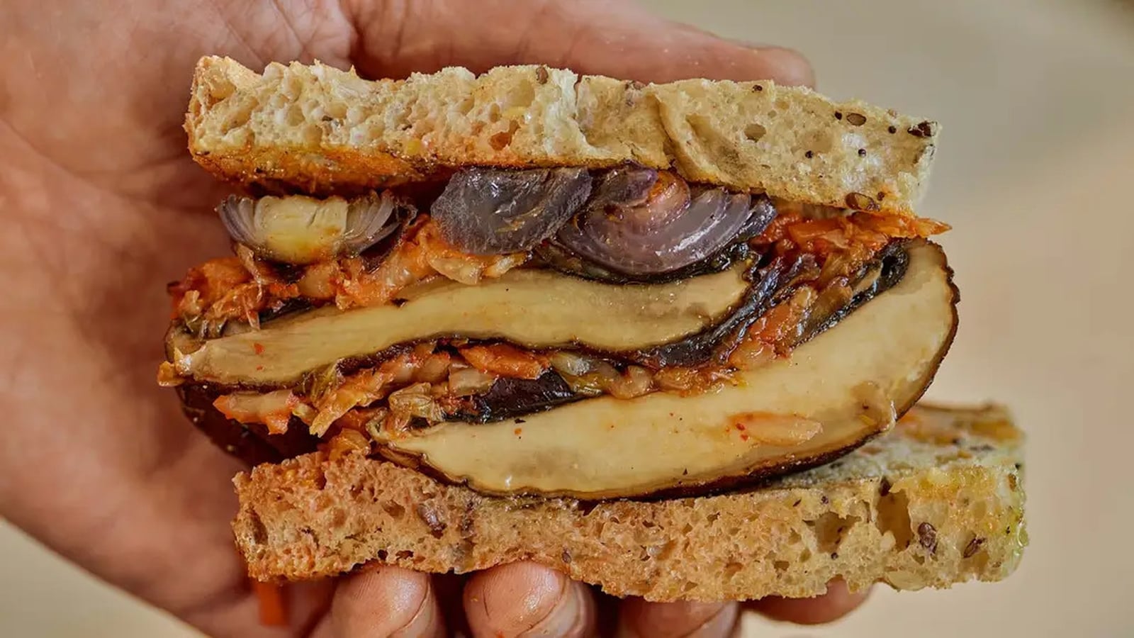 Hugh Fearnley-Whittingstallov sendvič s pečenimi gobami in kimčijem na kvásnem kruhu