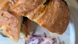 Doma kuharica Aoife Cheung: čili-hrustljava svinjska trebušna slanina z jajčevci v miso omaki in kisle kumarice