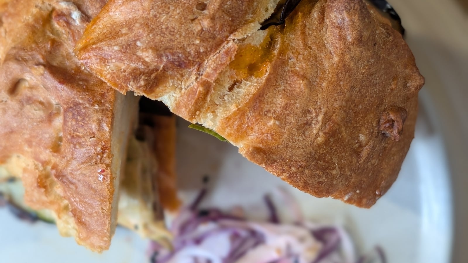 Doma kuharica Aoife Cheung: čili-hrustljava svinjska trebušna slanina z jajčevci v miso omaki in kisle kumarice