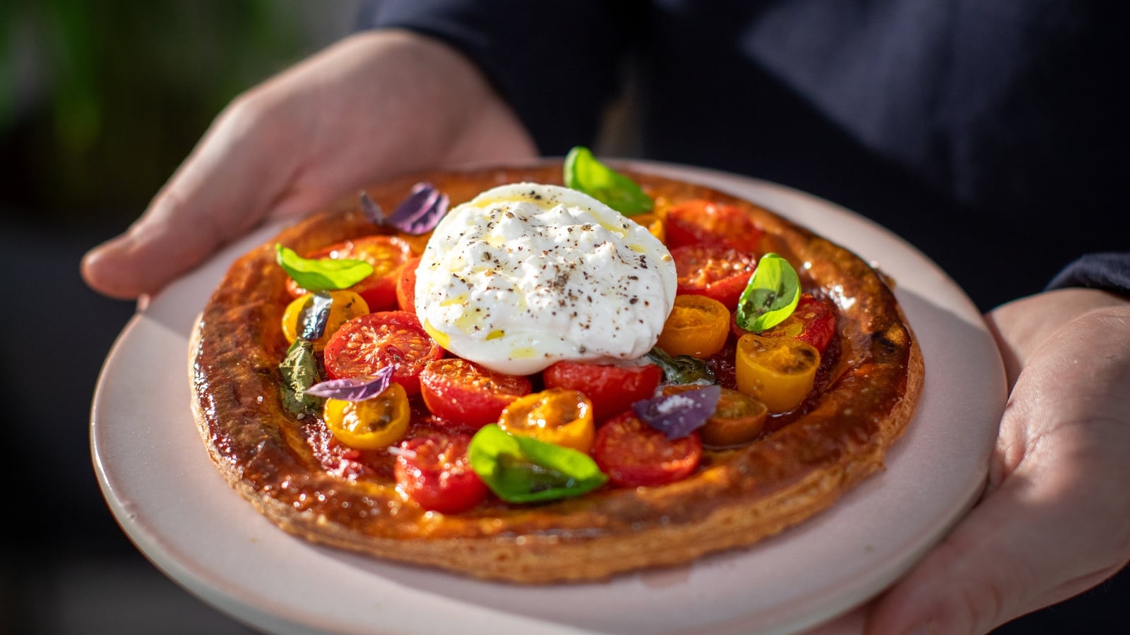 Kuhajte kot kuhar: galeta s počasi pečenimi paradižniki, burrata in baziliko