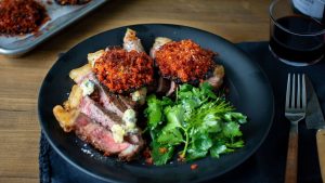 Kuhaj kot kuhar: goveji striploin z polnjenimi šampinjoni, ndujo in modrim sirom