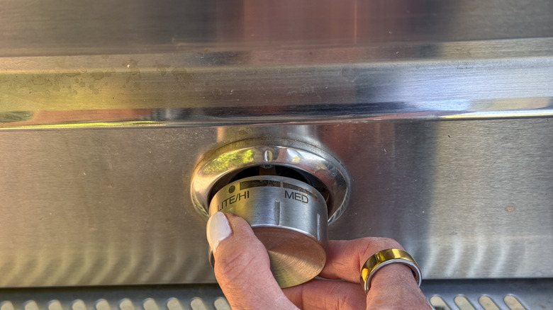 hand setting grill temperature