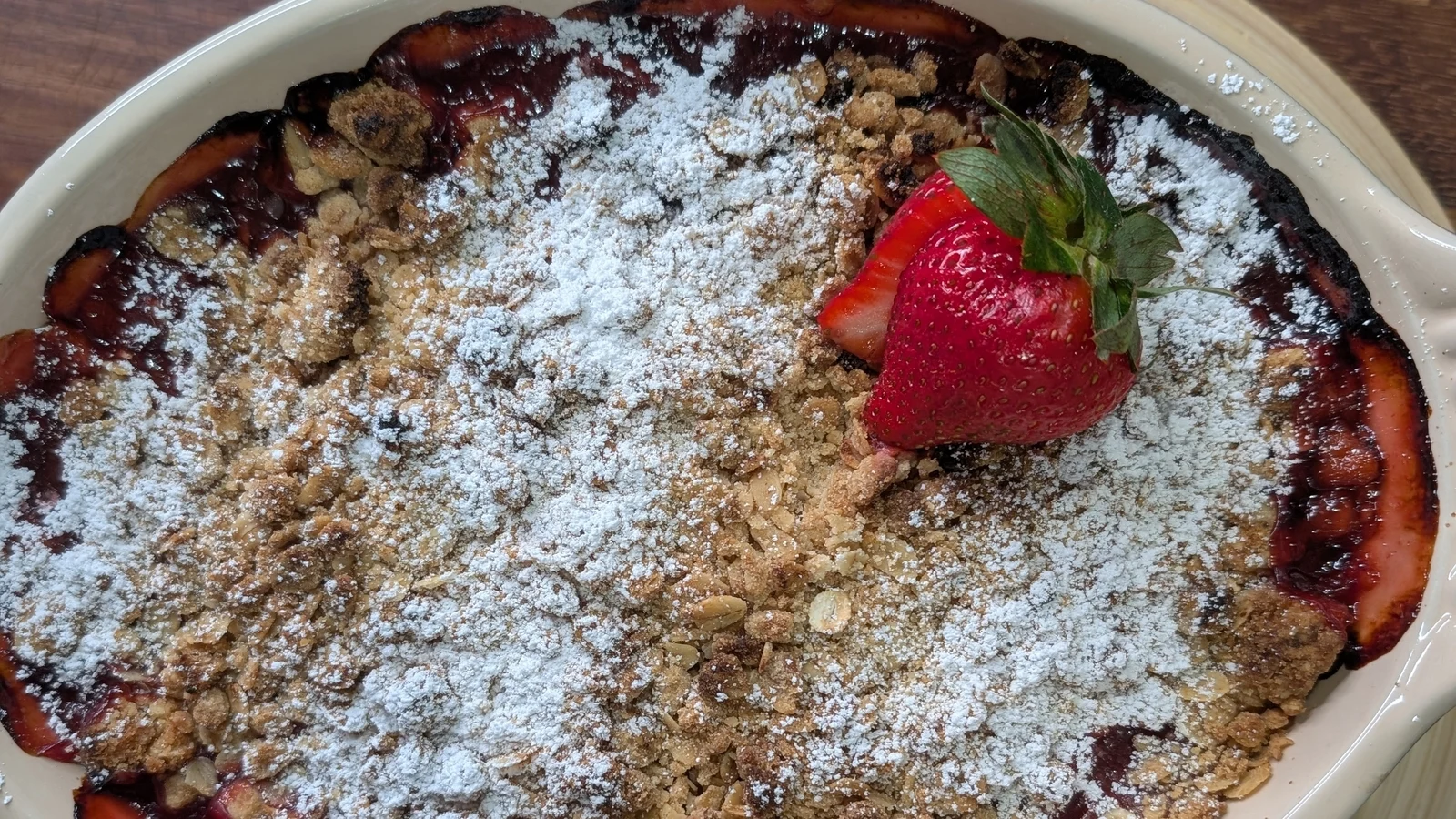 Lillyina rabarbarno-jagodna crumble