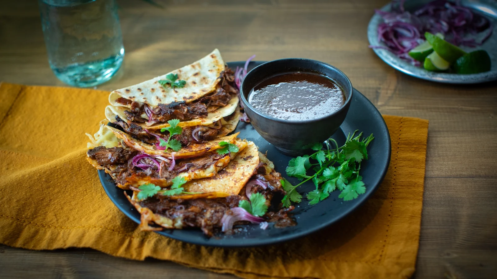 Birria tacoji iz jagnječje kolenčnice po receptu Marka Moriartyja