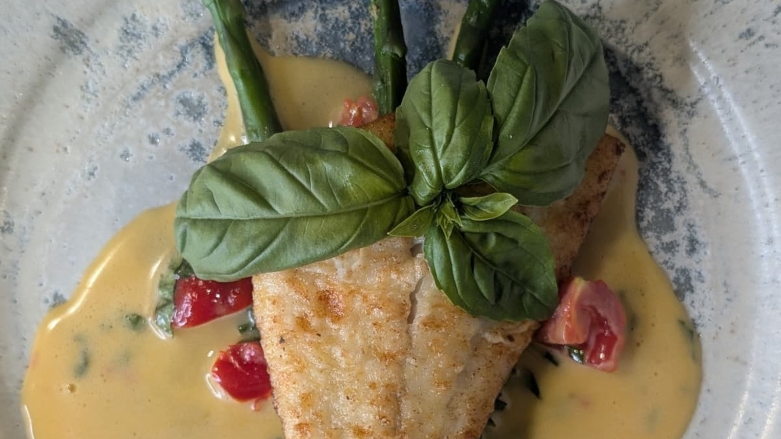 Riba na ponvi z omako Hollandaise z paradižnikom in baziliko – Scarlett in Tamsin Allen
