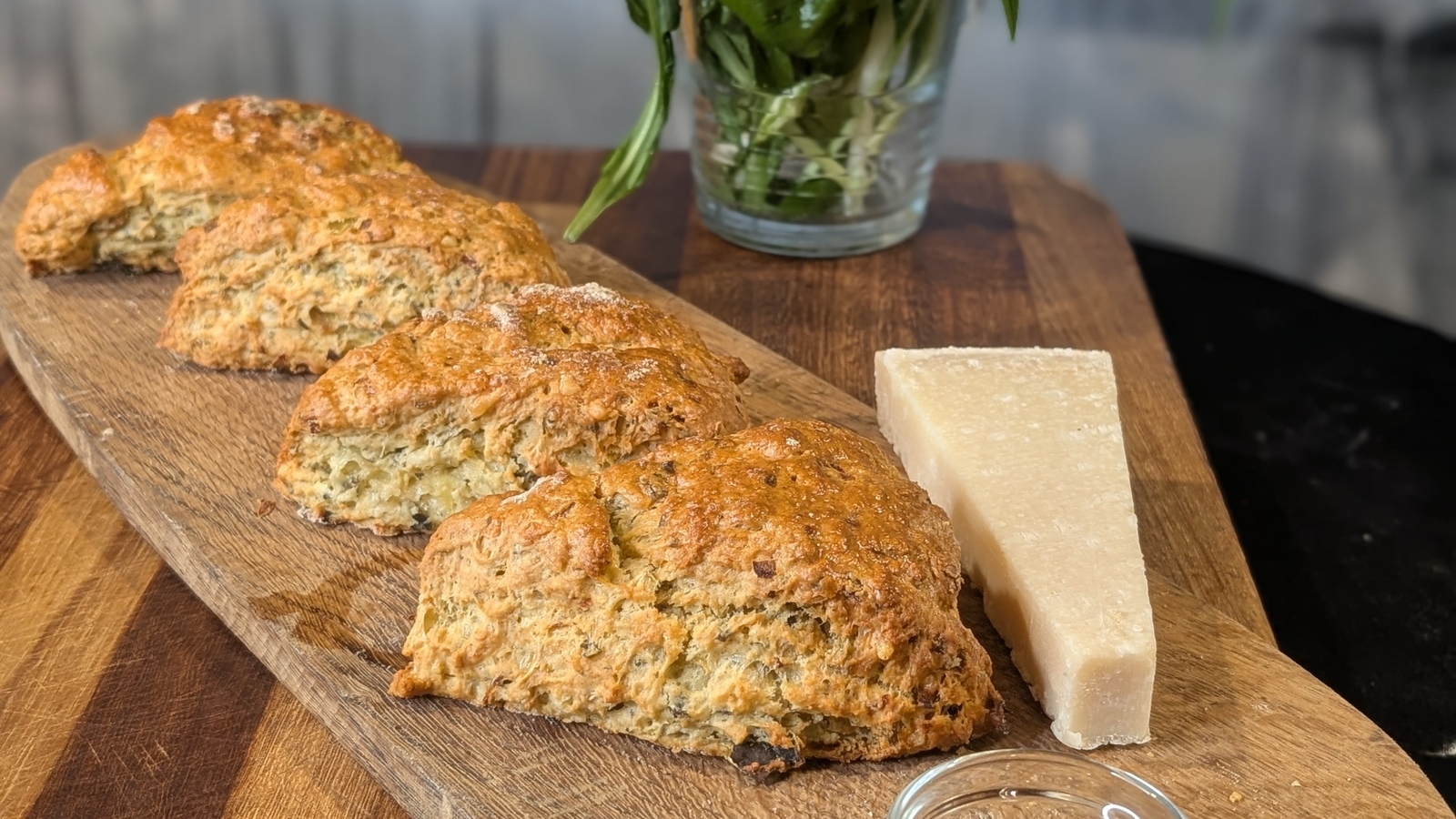 Margaret Leahyjeve dilliske sconsi in pesto iz divjega česna