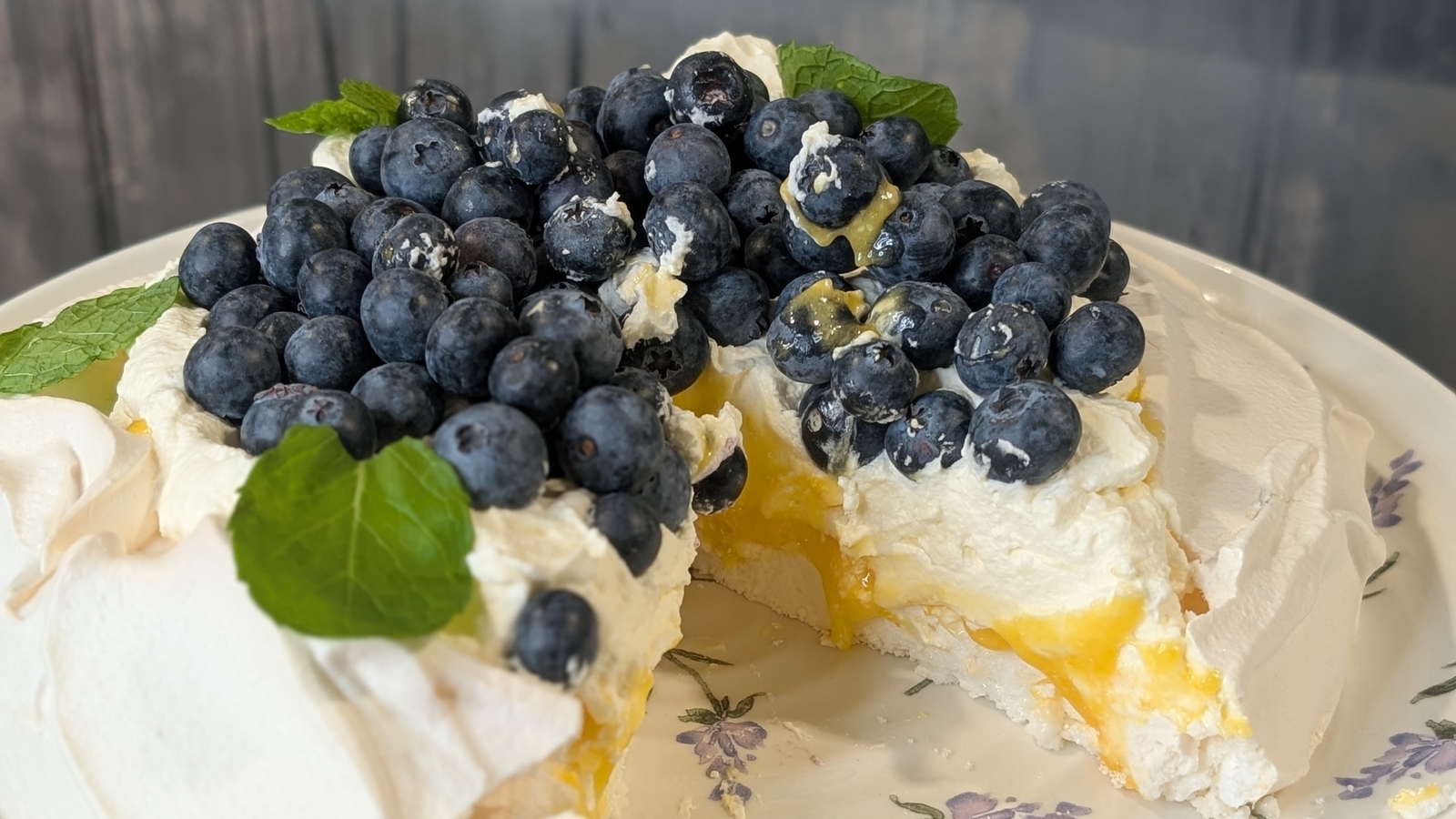 Pavlova Kay Lehane z limonino kremo