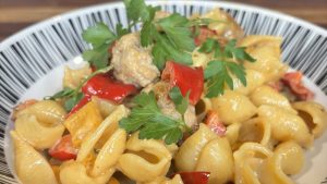 Orecchiette s klobasnimi kroglicami, kremasta omaka z črnim poprom in timijanom
