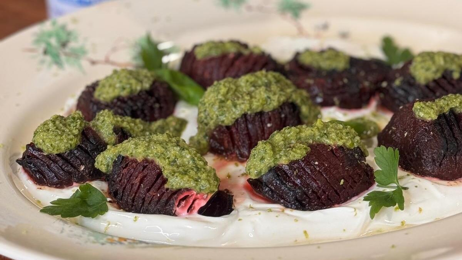 Rdeča pesa po hašlbek slogu z salsa verde in maslom z ingverjem ter limeto