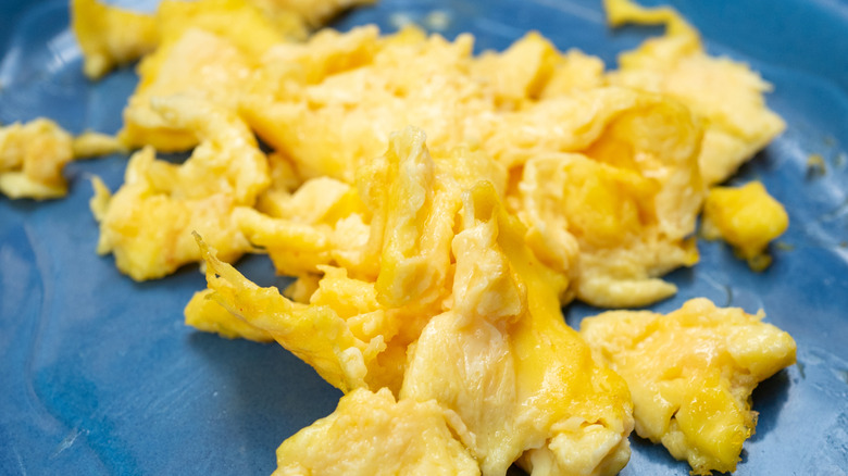 Scrambled eggs on a blue plate
