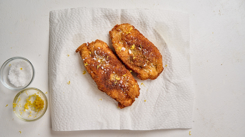 draining chicken on a paper towel lined plate