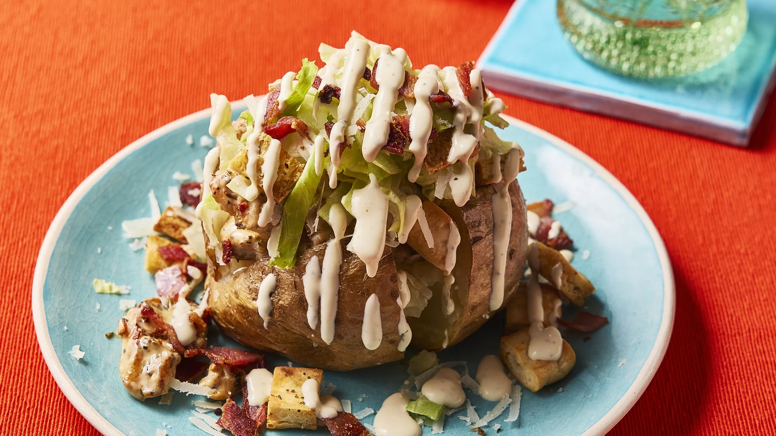 Piščančji Caesar zapečen krompir v lupini – recept