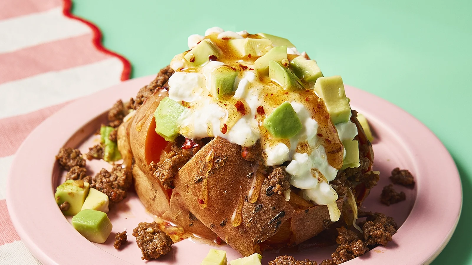 Začinjena govedina za tacos z sladkim krompirjem in pekočim medom – recept