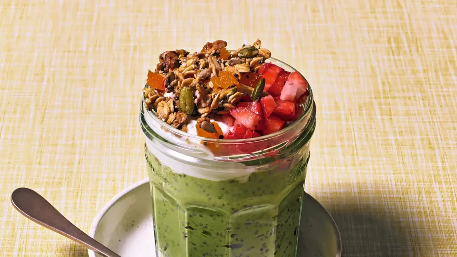 Chia puding z matcha in jagodami – recept Emme Petersen