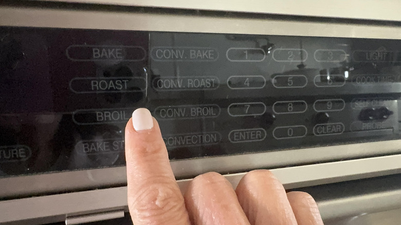 finger setting oven temp to broil