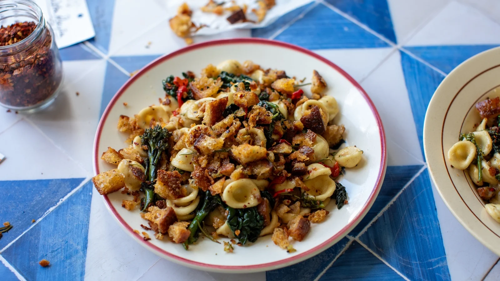 Donalova italijanska kuhinja: orecchiette z zelenjavo in pikantnim pangrattatom