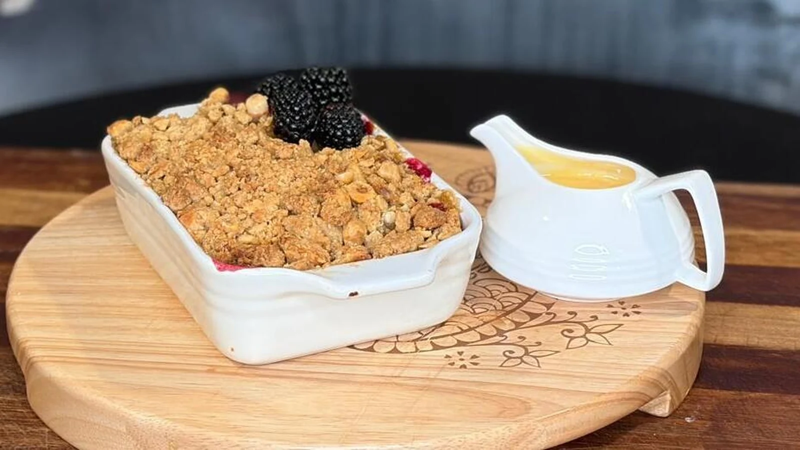 Wade Murphyjev crumble z jabolkami in kupinami s posipom iz lešnikov in ovsenih kosmičev