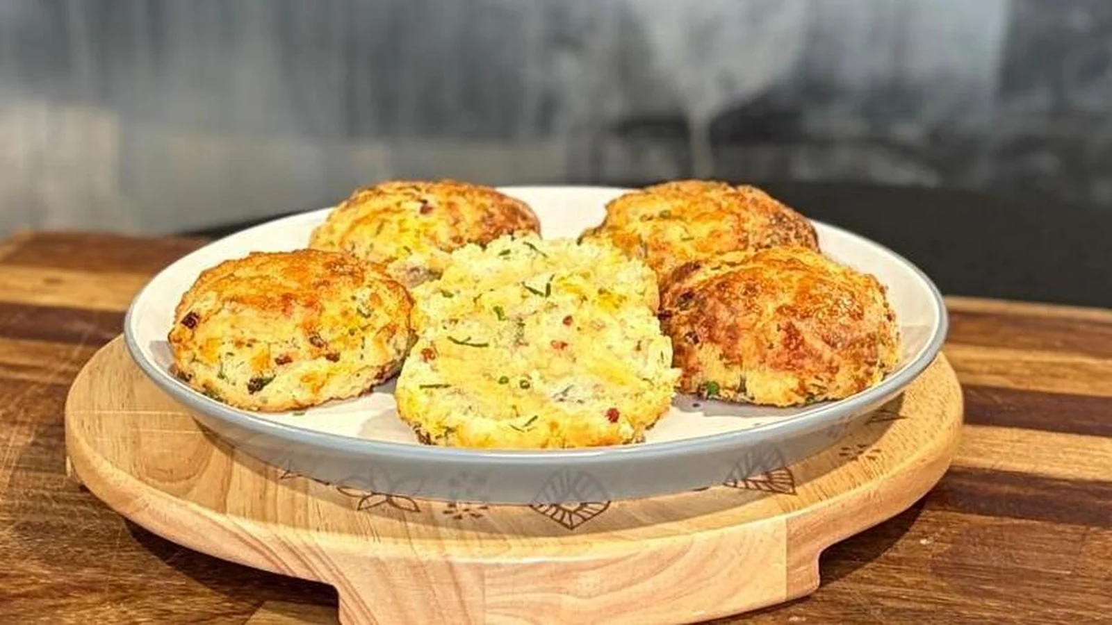 Scones Shanea Smitha: z slanino, cheddarjem in drobnjakom – danes