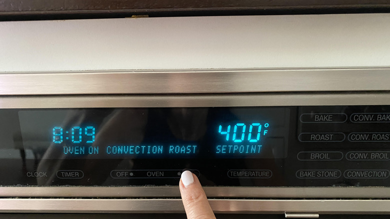 finger setting oven temperature