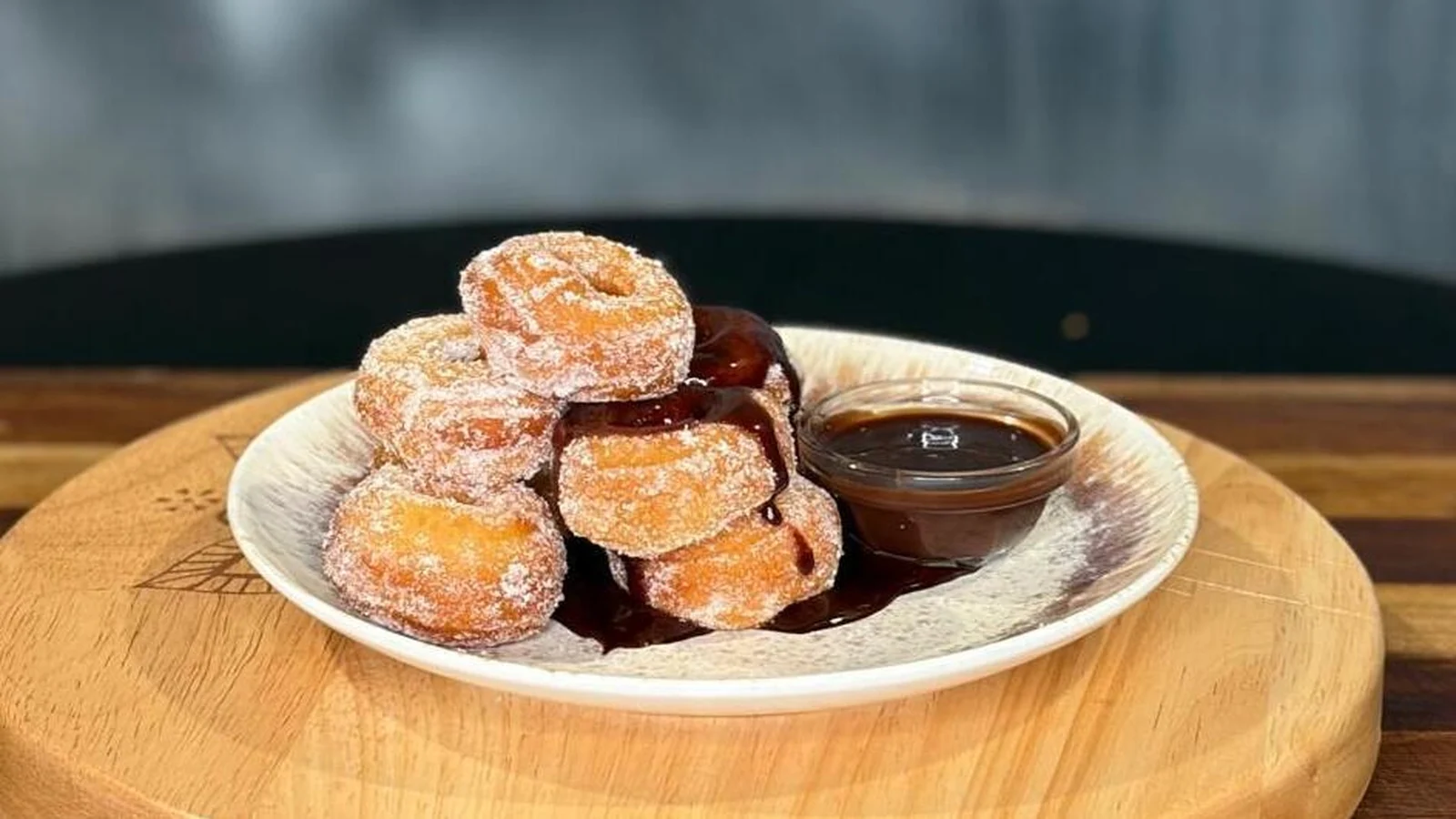 Mags Rocheovi mini krofi s cimetom in čokoladno omako: danes