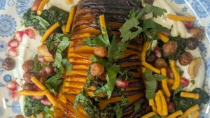 Hasselback buča butternut z irskim jogurtom – recept Eunice Power
