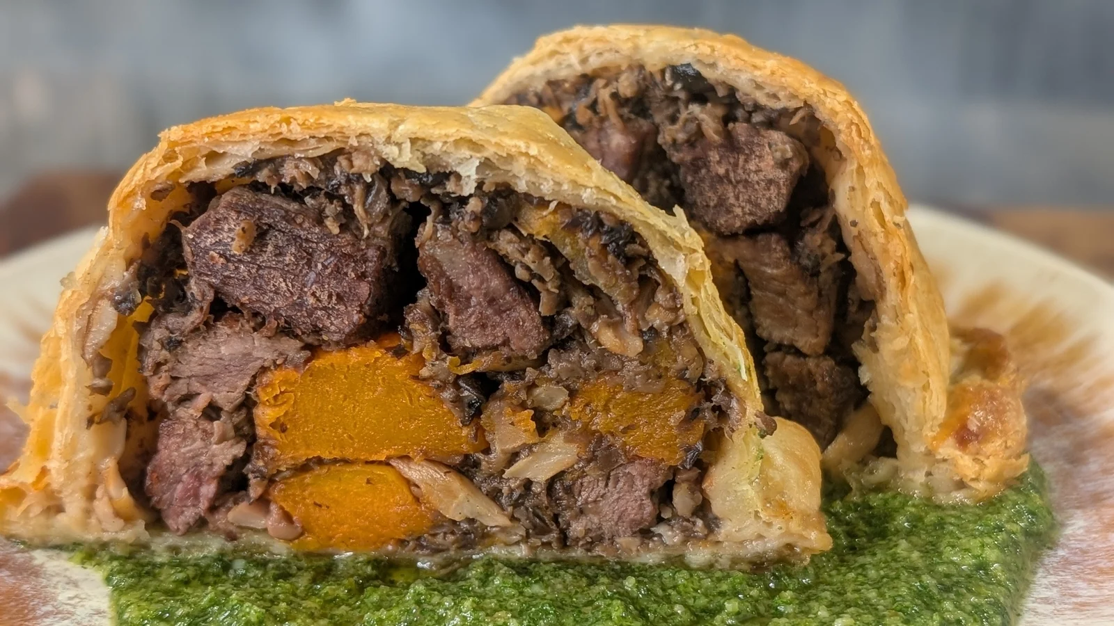 Pithivier z govejim mesom, gobami in timijanom – recept Mags Roche