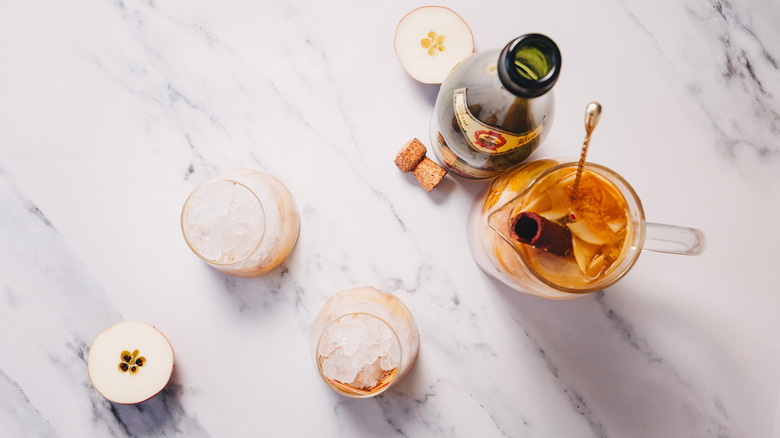 Garnishing glasses with ice
