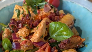Trishine mediteranske piščančje testenine s chorizo