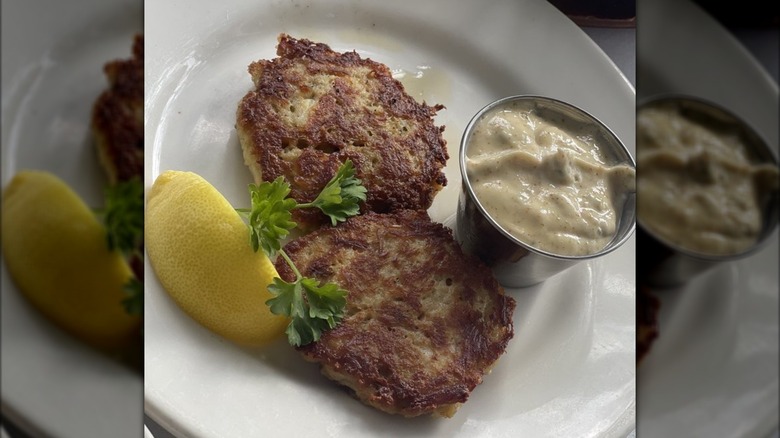 Two crab cakes with lemon and tartar