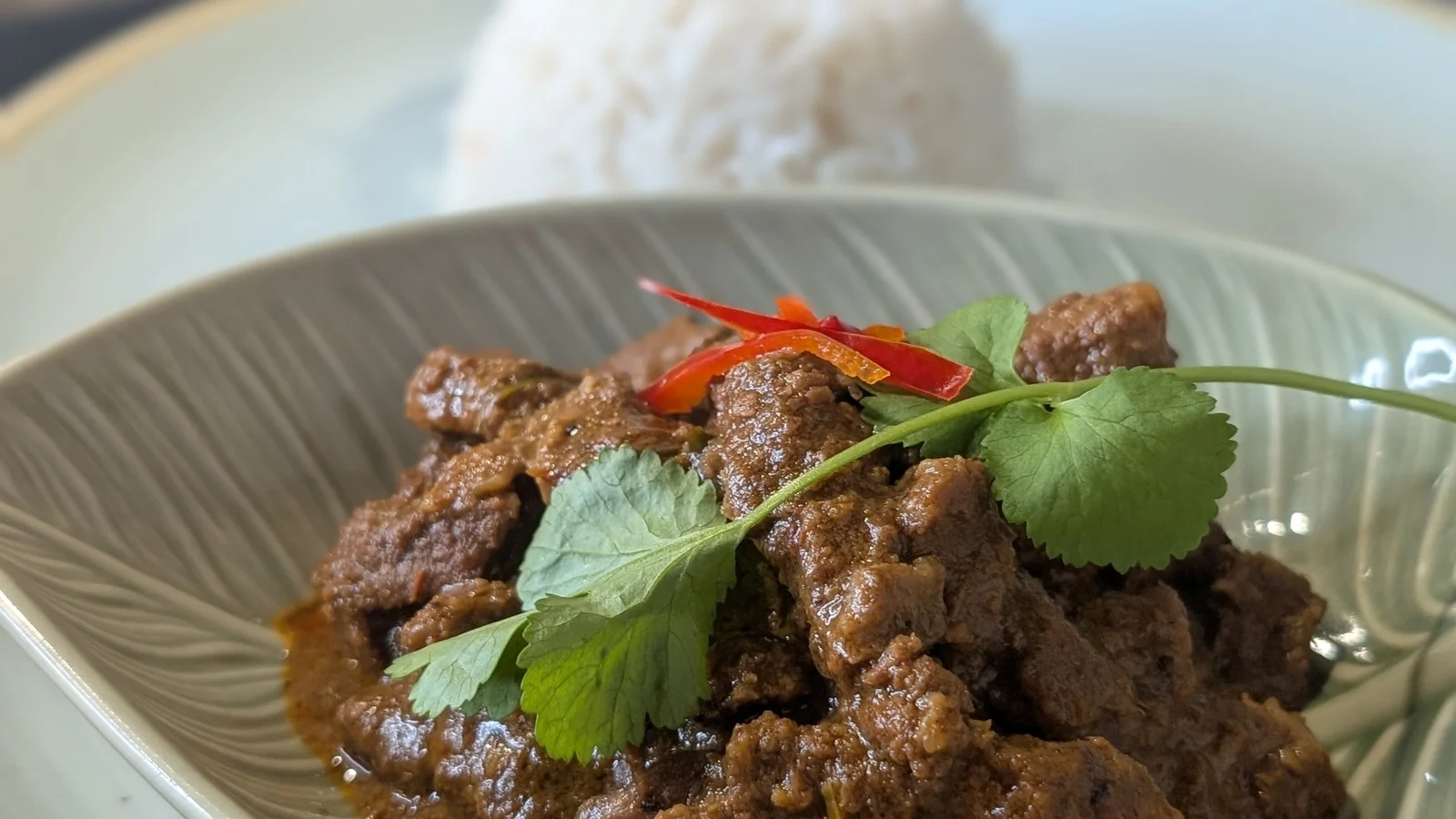 Goveji rendang Sham Hanife z rižem v kokosovem mleku