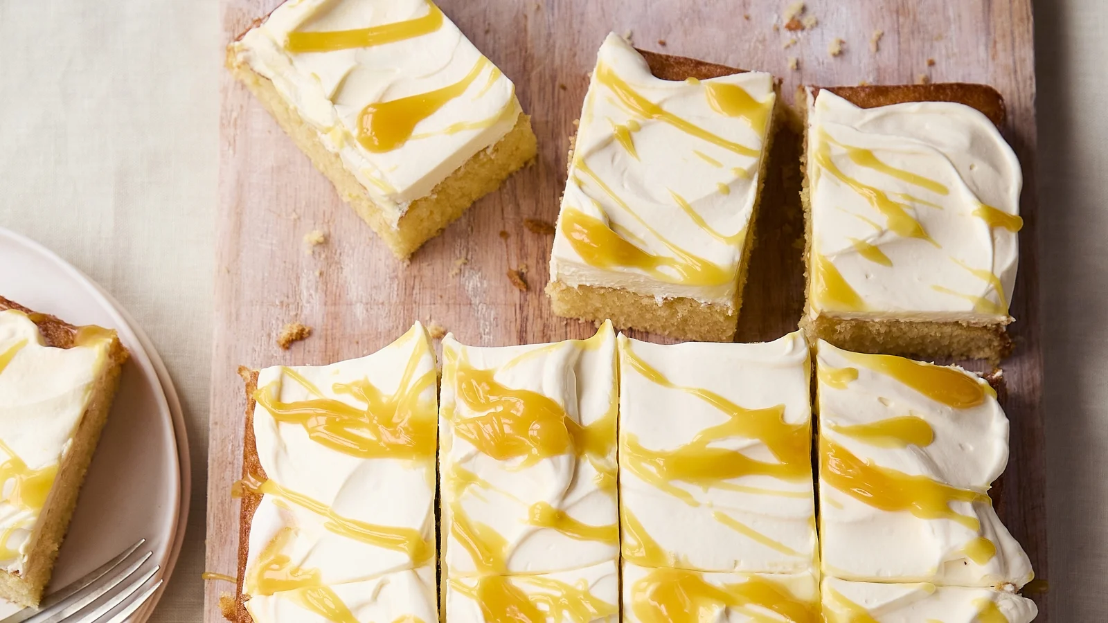 Mary Berryin limonin kolač z marakujami v pladnju